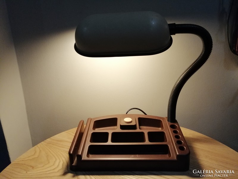 ﻿Retró formatervezett design asztali lámpa.Alkudható!