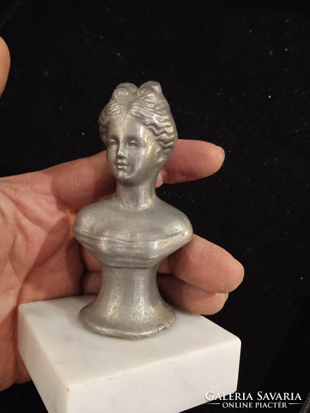 Bust of Princess Sissi, made of metal, 11 cm high.