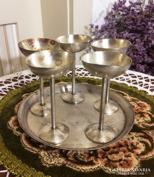 One tray on an antique silver-plated short drink tray, 5 glasses each approx. 0.5 Dl