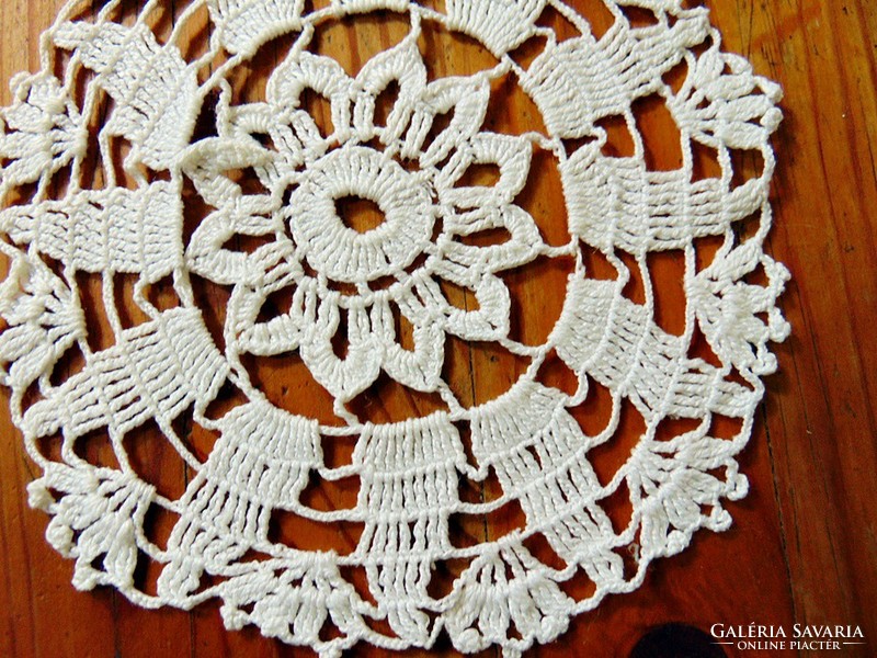 Lace tablecloth, needlework porcelain, ornaments under 13 cm.