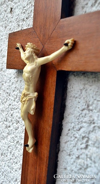 IB. Antik, CSONT - őrlemény ANYAGÚ Jézus Krisztus a kereszten, 35 cm keményfa kereszttel, az 1910-es