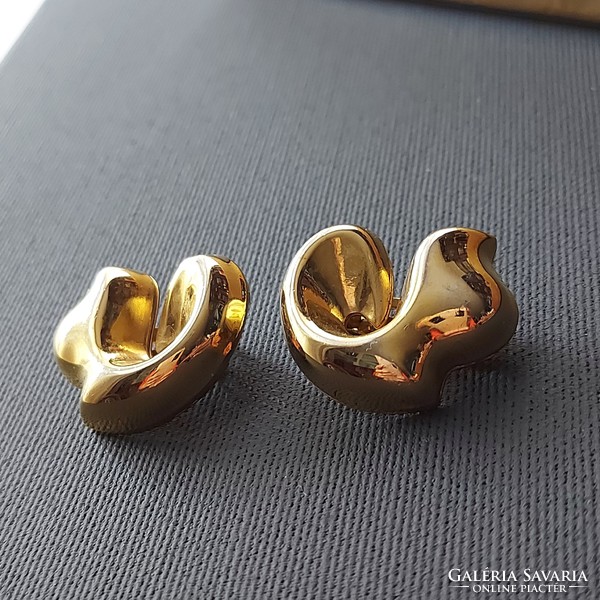 Gold-colored large elegant earrings, ear clip, flawless, age-appropriate