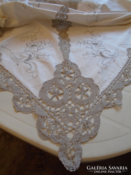 Handmade lace embroidered 215 x 170 cm tablecloth.