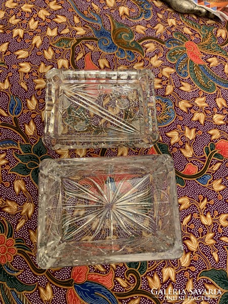 Csiszolt, ólomkristály cigaretta és hamutartó egyben.