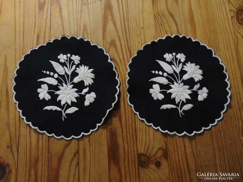 2 Pieces under porcelain embroidered on a black background with a diameter of 16 cm.