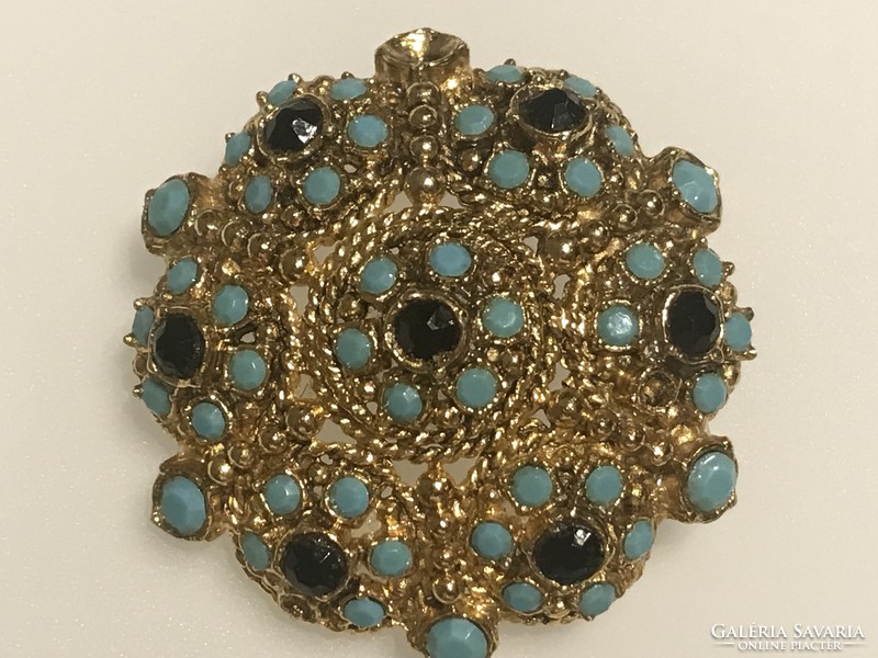 Rozetta alakú aranyozott bross türkiz színű opalin kristályokkal, 4 cm átmérő