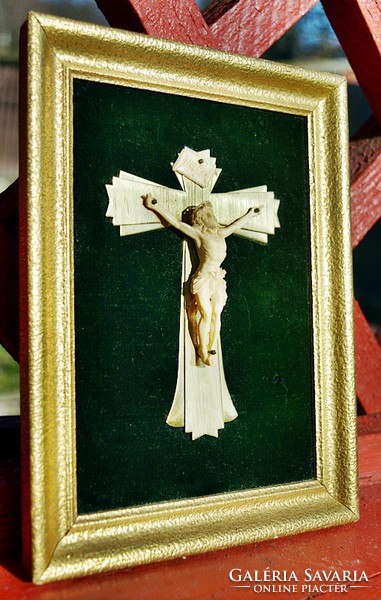 IB. Antik CSONT - őrlemény ANYAGÚ Jézus Krisztus a kereszten 22 cm-es aranyozott keretben az 1910-es