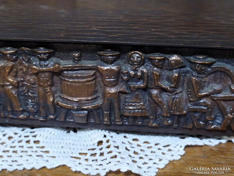Box decorated with motifs