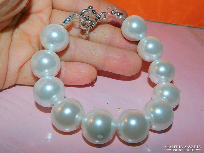 Giant-eyed off-white shell pearl pearl bracelet with ornate clasp