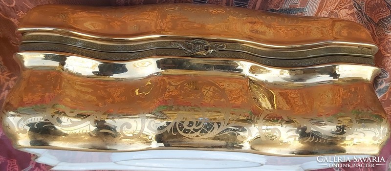 Sevres óriási zsáner jelenetes kézzel festett porcelán láda aranyozott fém szerelvényekkel