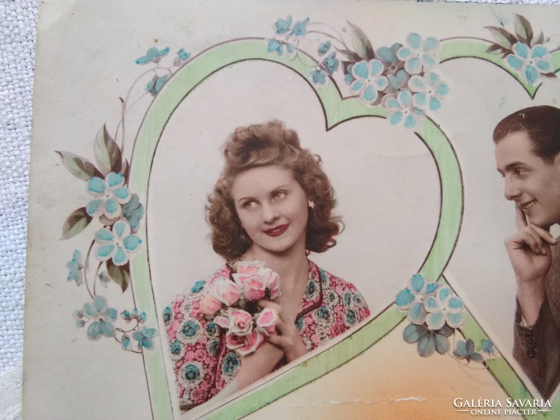 Régi kézzel színezett fotólap/képeslap, romantikus, szerelmes pár, nefelejcs, szív 1955