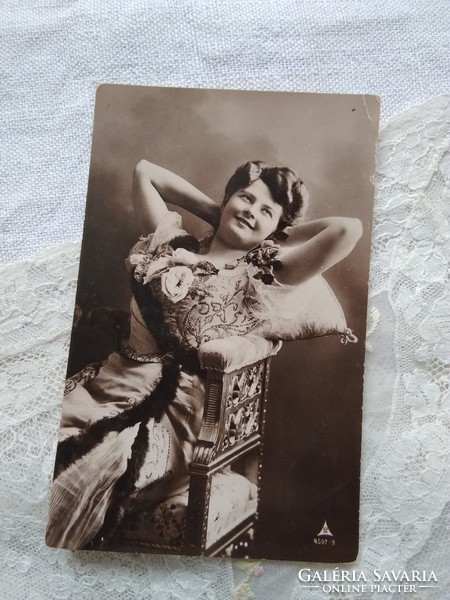 Antik romantikus fotólap/képeslap elegáns hölgy díszes, hímzett ruhában 1908 gyűjtői pecséttel