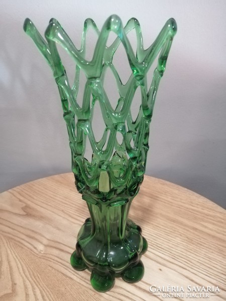 Zöld áttört mintás váza szép állapotban.﻿﻿﻿ Csehszlovák? Alkudható!