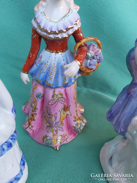 Gyönyörű 4 db-os porcelán nipp csomag barokk hölgy virágos kosárral táncos táncoló Gyűjtői darab