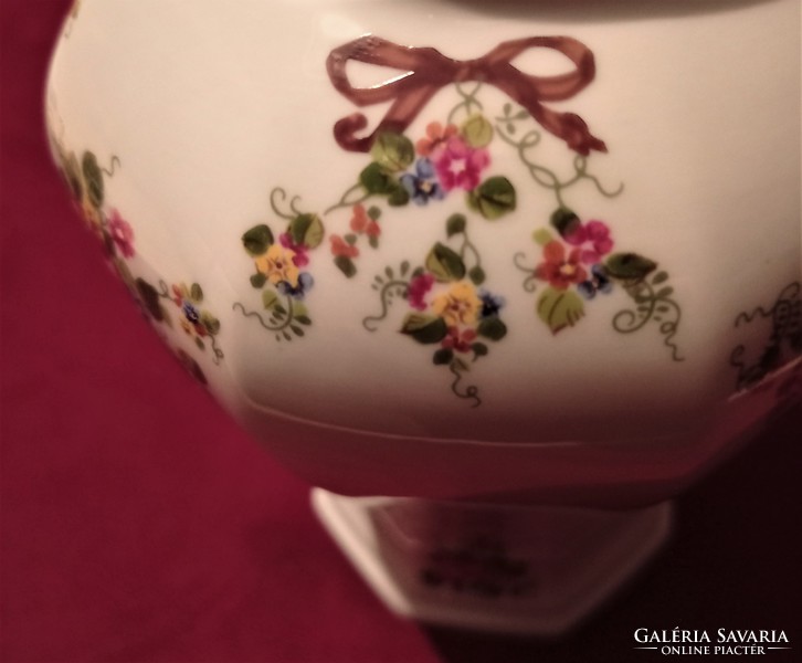 Lichte porcelán váza, 19 cm magas
