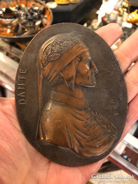 Representation of Dante, bronze plaque, size 8 cm.