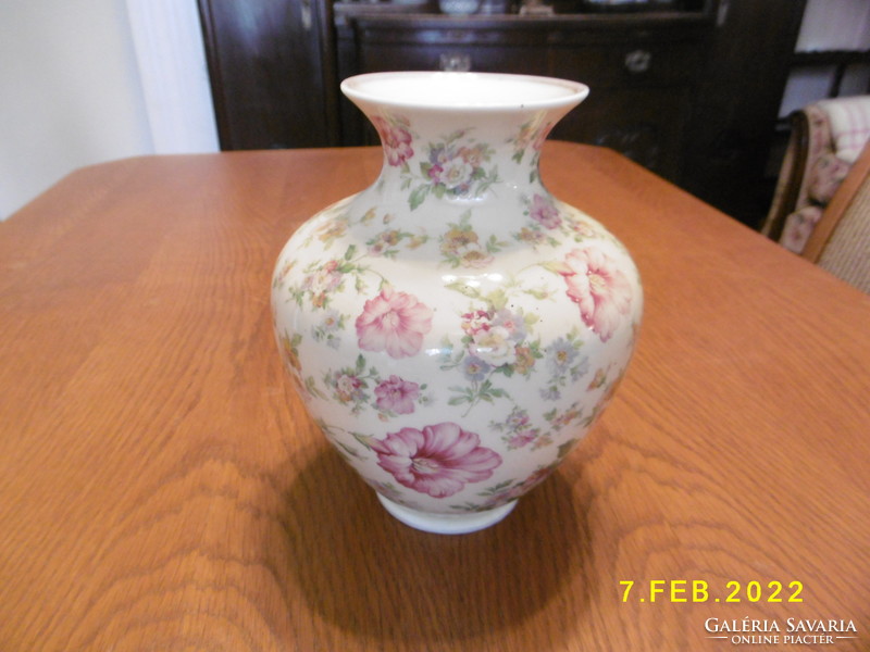 Porcelain vase. Thomas ivory.