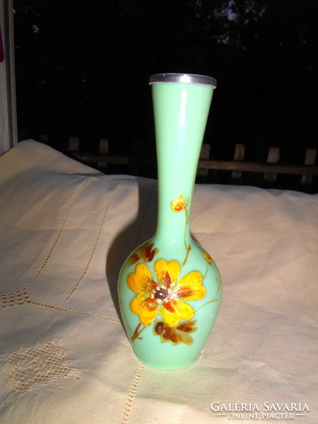 Antik kalcedon üvegből fém szegéllyel zománc festett váza