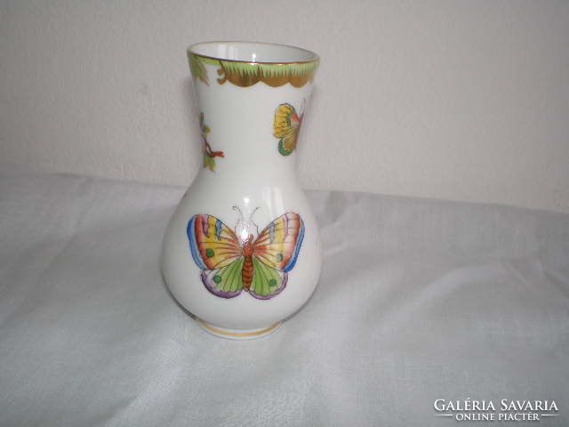 Herend Victorian patterned vase with butterfly motifs. Height: 9 cm, width 5 cm. Indicated