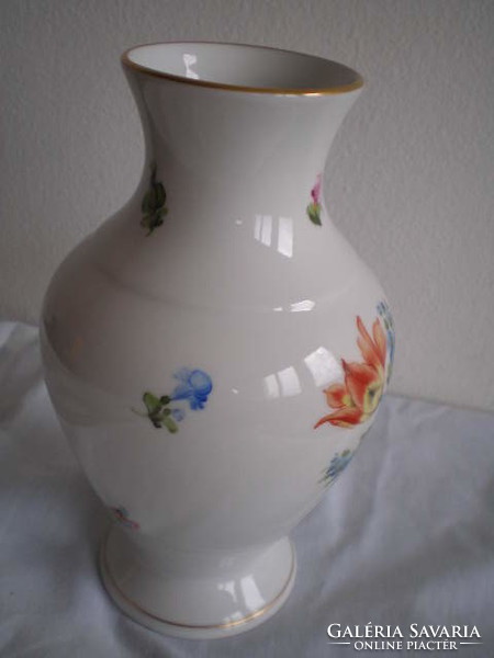 Herendi .Vase . With floral, tulip motifs. Height: 16 cm. Its width is 9 cm. Indicated
