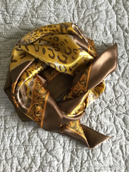 Elegant Italian scarf with a classic panther pattern