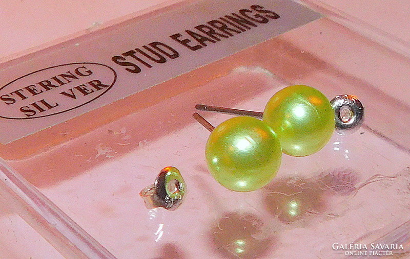 Pastel green shell pearl pearl earrings
