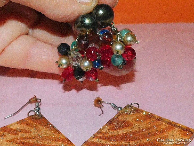 3 A pair of real retro earrings all in one - 70s