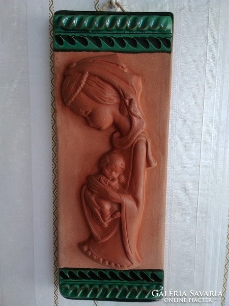 Mária a kisded Jézussal terrakotta fali kép, alul és felül zöld kerámia máz díszítéssel!