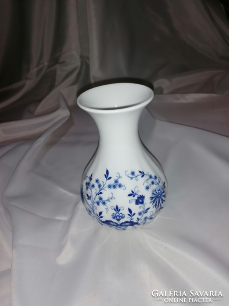 Retro onion patterned hollow vase, giftable