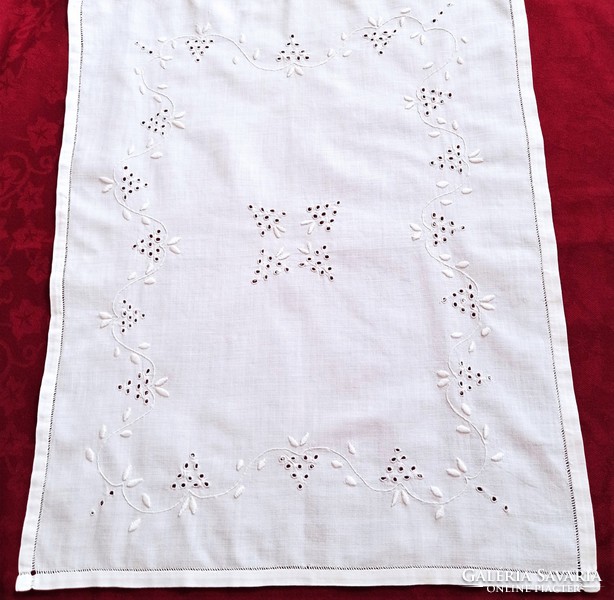 2 trays, embroidered tablecloth,