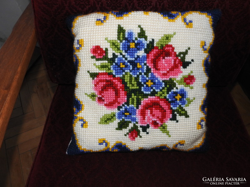 Tapestry pillow - floral pattern