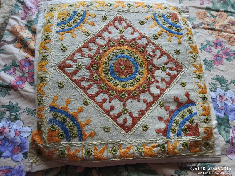 Decorative pillow with oriental glass - pillow