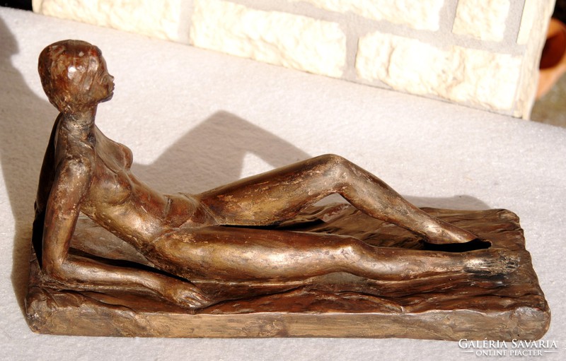 Kucs Béla (1925-1984): Bikiniben napozó lány - patinázott, egyedi gipsz szobor