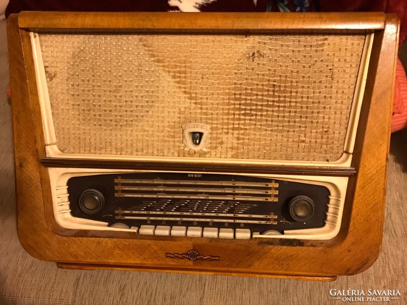 Orion nostalgia radio with wooden house. Xx.Szd.Middle.56X21 cm in spared condition.