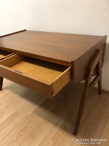 Felújított, nagy méretű, mid-century modern, retro skandináv, dán design, tömör fa íróasztal