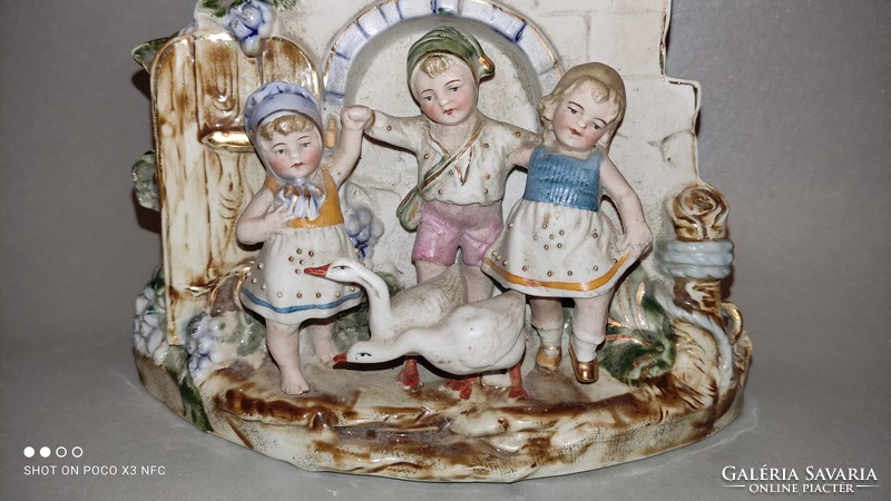 Ritka német porcelán dúsan aranyozott kastély forma óra bájos gyermek figurákkal