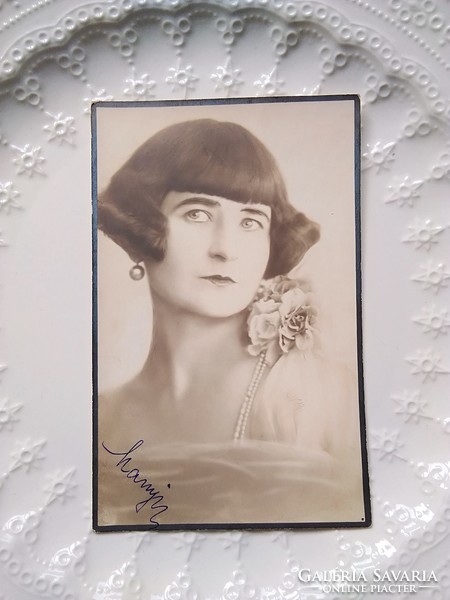 Antik szépia fotólap, elegáns hölgy bubifrizurával, gyöngysorral, 1930 körüli