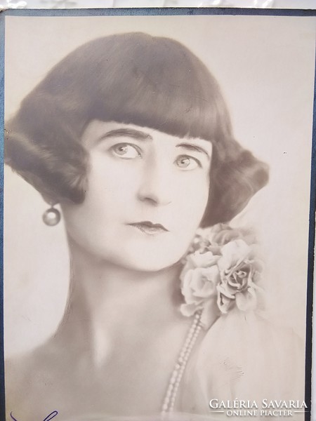 Antik szépia fotólap, elegáns hölgy bubifrizurával, gyöngysorral, 1930 körüli