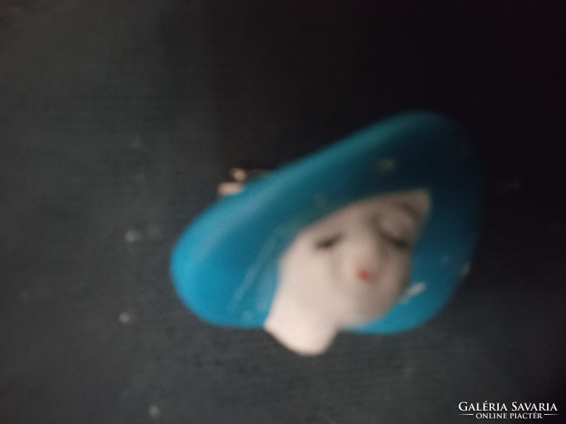 Különleges porcelán kalapos női fej kitűző az 1980-as évekből