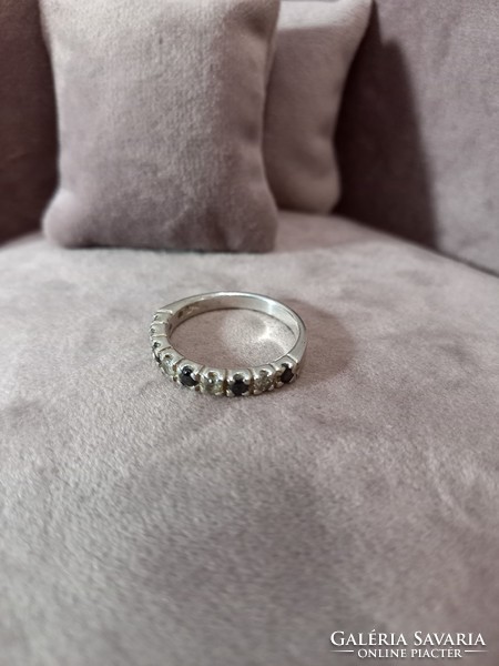 Ezüst gyűrű cirkóniával és ónix kővel