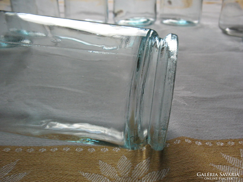 Hagyományos, felfelé keskenyedő befőttes üveg dekorációnak. 0,5 l-es, 7 + 1 db