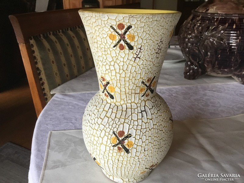 Shredded vase, 22 centimeters, hand painted