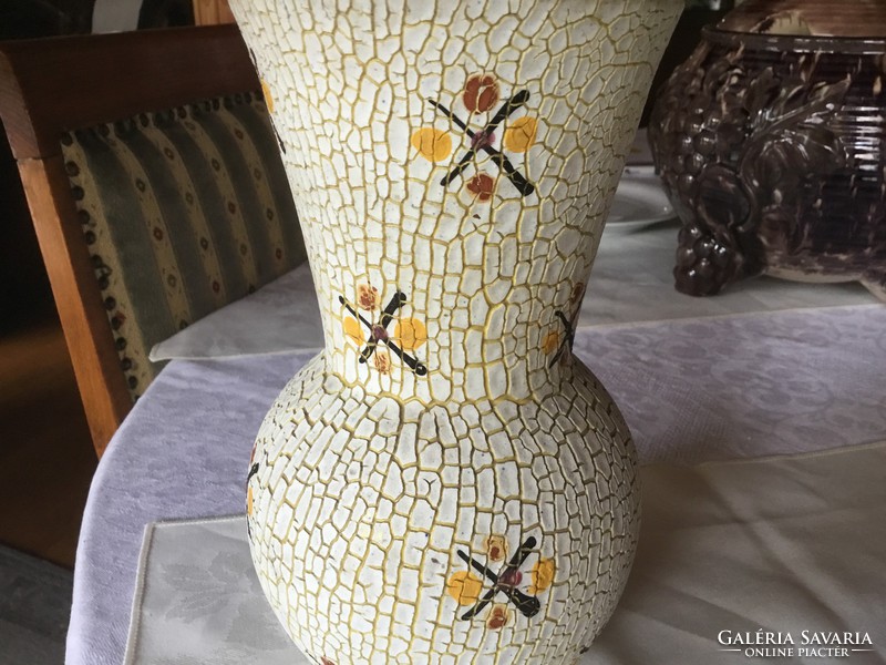 Shredded vase, 22 centimeters, hand painted