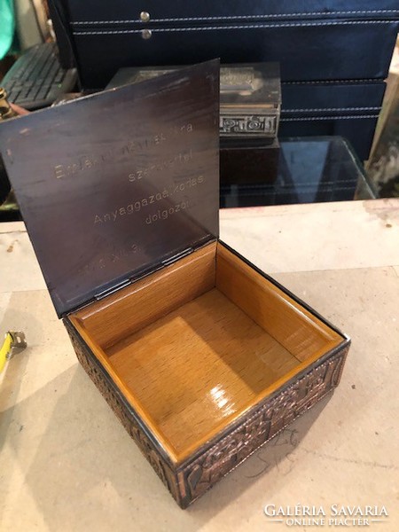 Metal jewelry or other holder box from the 1970s for collectors.