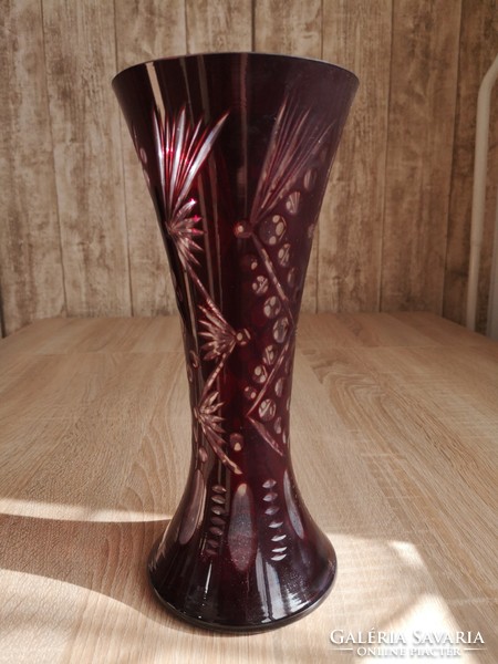 Polished patterned burgundy crystal vase with lips