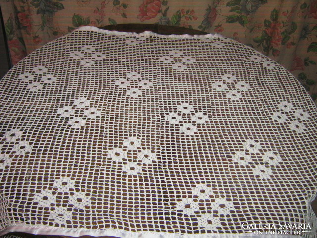Gyönyörű hófehér antik kézzel horgolt filigrán selyemmel szegett virágos terítő