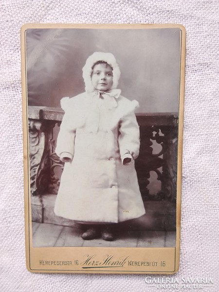 Antik CDV/vizitkártya/keményhátú fotó 3 éves kislány télikabátban Herz Henrik Budapest 1900 körüli