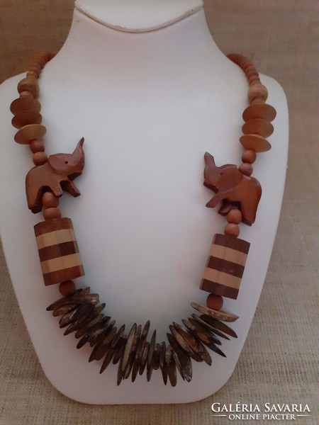Retro beautiful condition oriental wooden necklace with screw switch