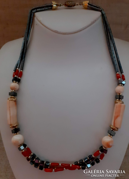 Three-row necklace made of three types of stones in beautiful condition