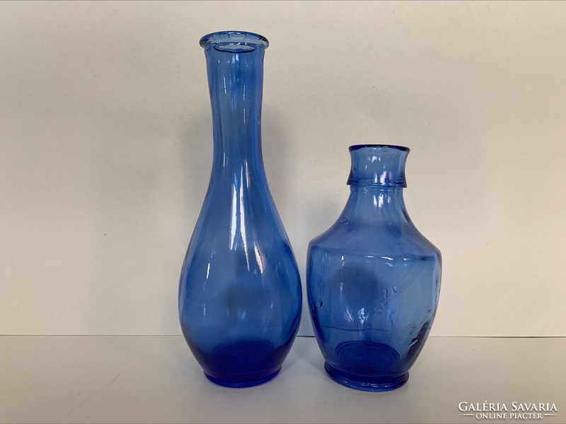 Két régi kék üveg, 20 illetve 14 cm.